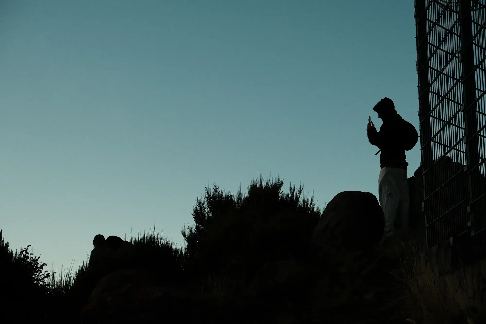 Silhouette sur une crête au crépuscule